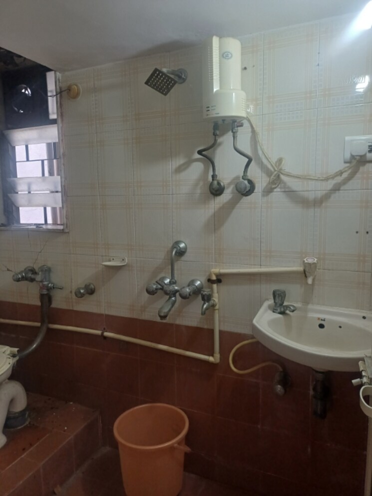 Bathroom, jyoti-complex 1 Bedroom 425 Sq.Ft. Apartment In Goregaon East Mumbai 9008184