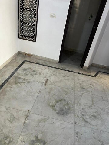 Room in 1.5 BHK Independent House at RWA Apartments Sector 27, Sector 27 – for Rent