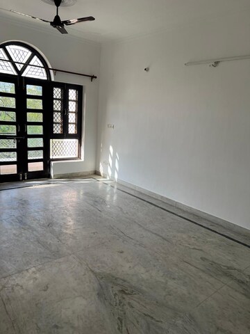 Room in 1.5 BHK Independent House at RWA Apartments Sector 27, Sector 27 – for Rent