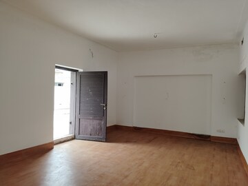Room in 5 BHK Apartment at RWA Hauz Khas Block C 5, Hauz Khas – for Rent