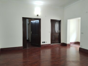 Room in 5 BHK Apartment at RWA Hauz Khas Block C 5, Hauz Khas – for Rent