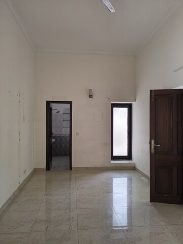 Room in 5 BHK Apartment at RWA Hauz Khas Block C 5, Hauz Khas – for Rent