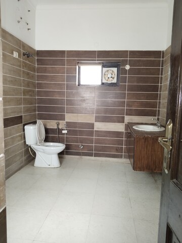Bathroom in 5 BHK Apartment at RWA Hauz Khas Block C 5, Hauz Khas – for Rent
