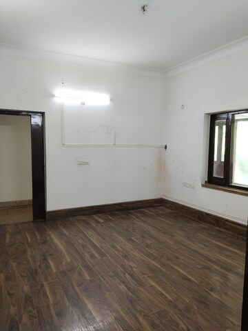 Room in 5 BHK Apartment at RWA Hauz Khas Block C 5, Hauz Khas – for Rent