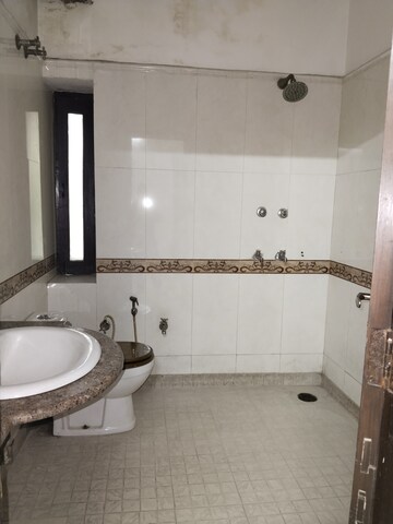Bathroom in 5 BHK Apartment at RWA Hauz Khas Block C 5, Hauz Khas – for Rent