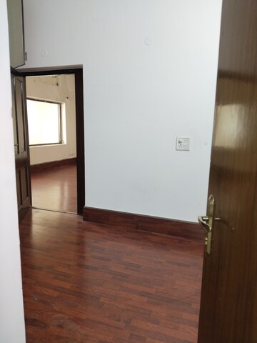 Room in 5 BHK Apartment at RWA Hauz Khas Block C 5, Hauz Khas – for Rent