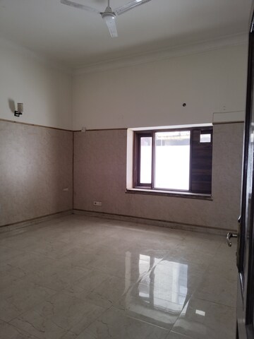 Room in 5 BHK Apartment at RWA Hauz Khas Block C 5, Hauz Khas – for Rent