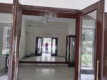 Room in 5 BHK Apartment at RWA Hauz Khas Block C 5, Hauz Khas – for Rent