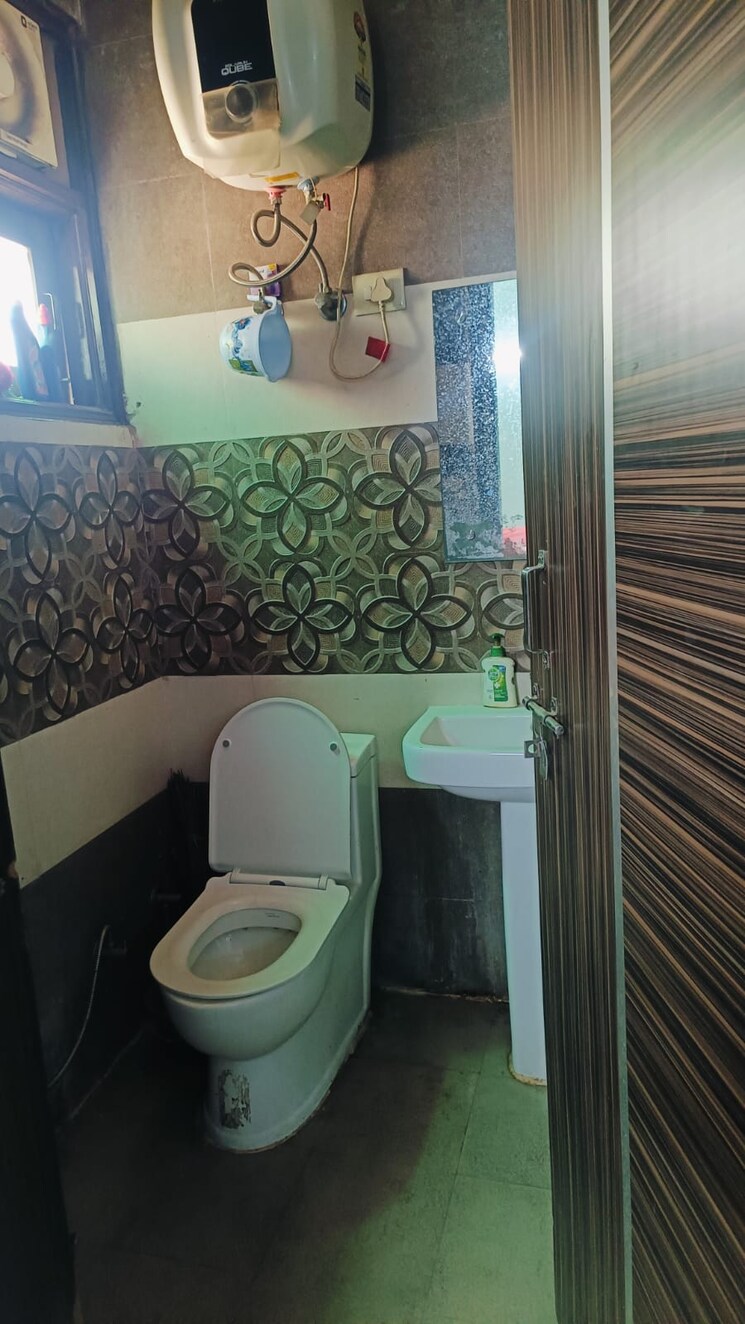 Bathroom, sector 14 3 Bedroom 1600 Sq.Ft. Builder Floor In Sector 14 Gurgaon 9008223