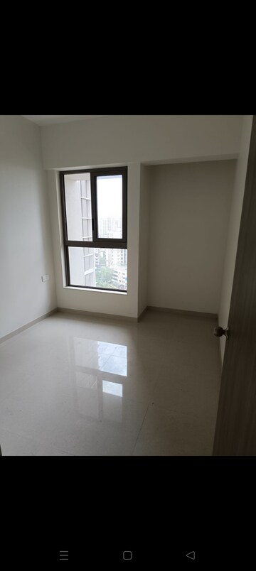 Room in 2 BHK Apartment at Kalpataru Paramount, Kapur Bawdi – for Rent