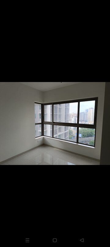 Room in 2 BHK Apartment at Kalpataru Paramount, Kapur Bawdi – for Rent