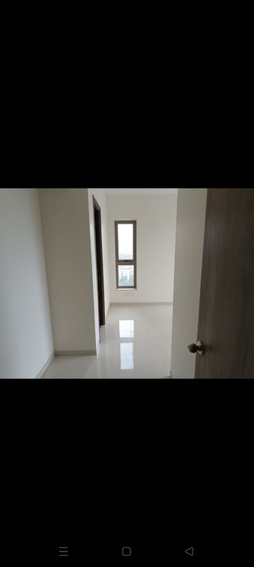 Room in 2 BHK Apartment at Kalpataru Paramount, Kapur Bawdi – for Rent