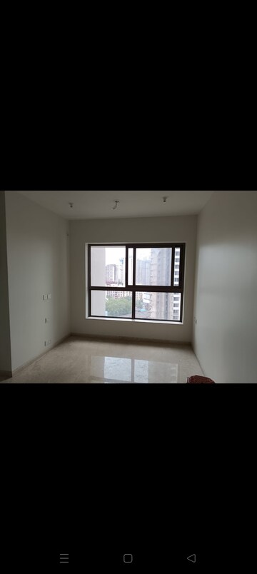Room in 2 BHK Apartment at Kalpataru Paramount, Kapur Bawdi – for Rent