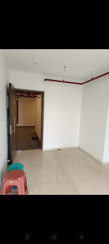 Room in 2 BHK Apartment at Kalpataru Paramount, Kapur Bawdi – for Rent