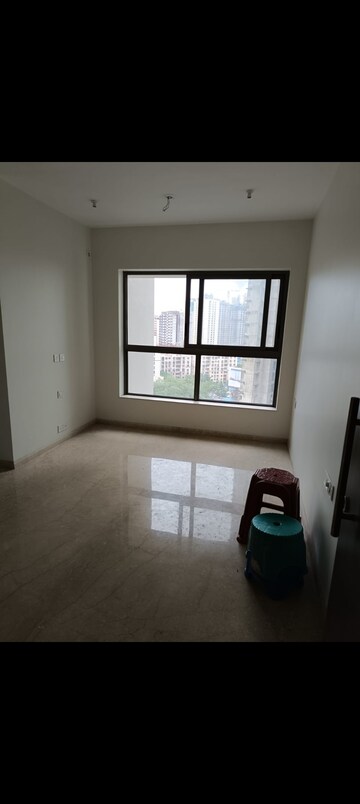 Room in 2 BHK Apartment at Kalpataru Paramount, Kapur Bawdi – for Rent