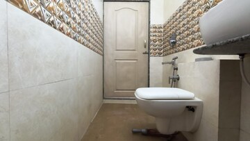 Bathroom in 2.5 BHK Apartment at Rattan Icon, Seawoods Sector 50 – for Rent