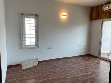 Room in 4 BHK Apartment at L&T Raintree Boulevard Phase 2, Hebbal – for Rent