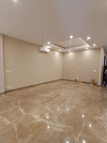 Room in 3.5 BHK Apartment at Greater Kailash ii – for Rent