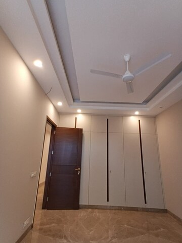 Room in 3.5 BHK Apartment at Greater Kailash ii – for Rent