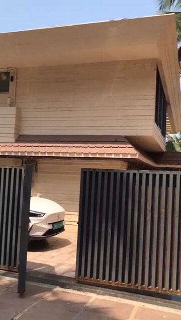 Balcony in 4 BHK Villa at Juhu – for Sale