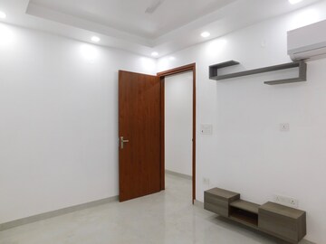 Room in 4 BHK Apartment at Vasant Kunj – for Rent