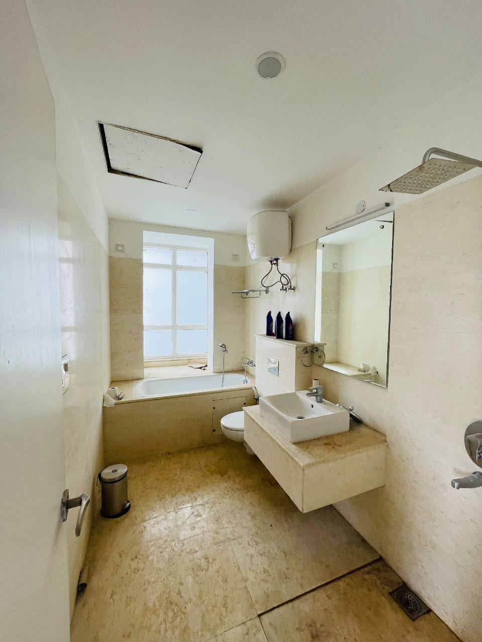 3.5 BHK + Pooja Room Apartment For Rent in Unitech Uniworld Gardens