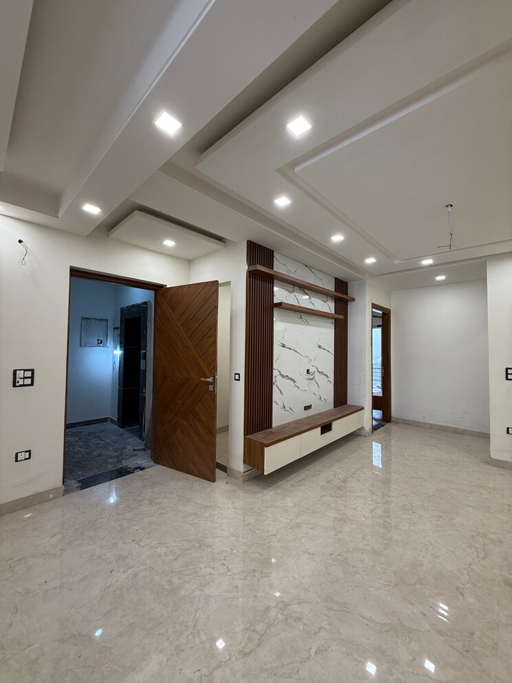 Room, sector 28 3 Bedroom 250 Sq.Yd. Builder Floor In Sector 28 Faridabad 9008552