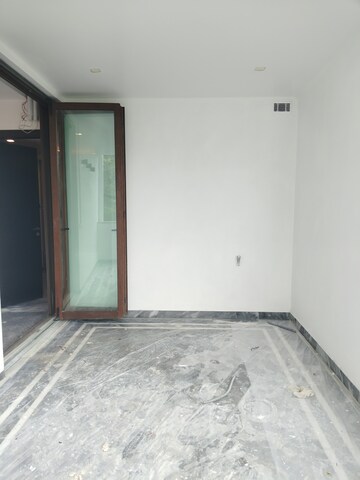 Room in 6 BHK Penthouse at Vasant Vihar – for Rent