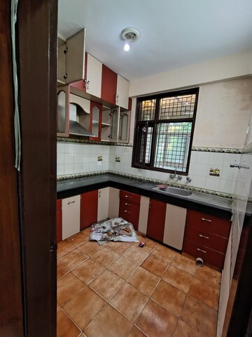 Kitchen in 2.5 BHK Builder Floor at Uppal Southend, Sector 49 – for Rent