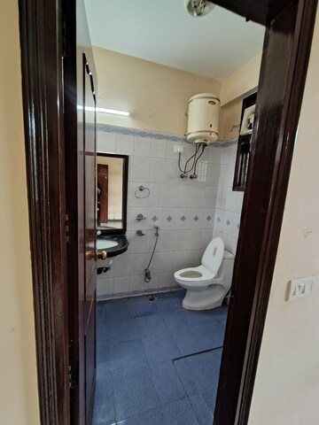 Bathroom in 2.5 BHK Builder Floor at Uppal Southend, Sector 49 – for Rent