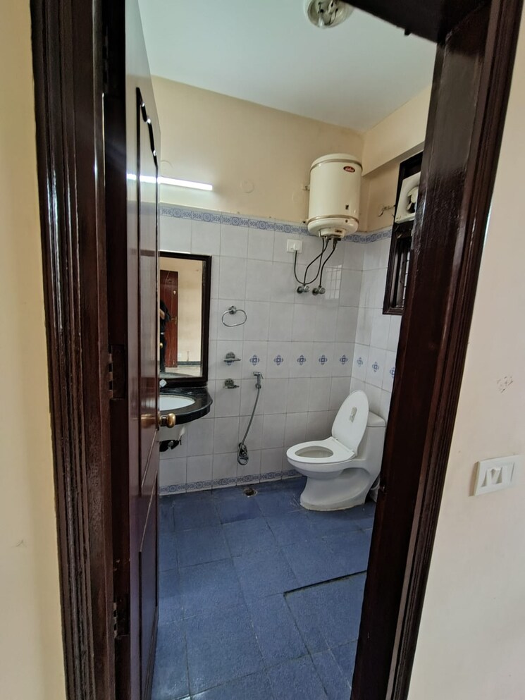 Bathroom, uppal-southend 2.5 Bedroom 1200 Sq.Ft. Builder Floor In Sector 49 Gurgaon 9008847