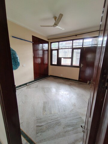 Room in 2.5 BHK Builder Floor at Uppal Southend, Sector 49 – for Rent
