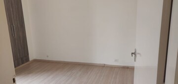 Room in 3 BHK Apartment at Pioneer Park Phase 1, Sector 61 – for Rent