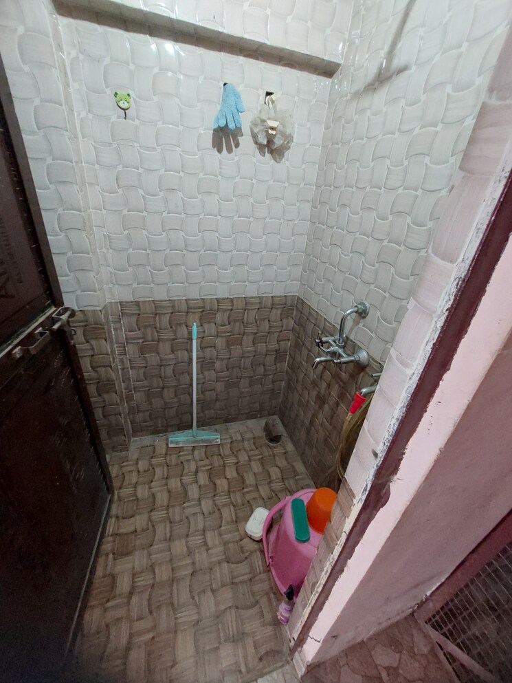 Bathroom, indira nagar 4 Bedroom 900 Sq.Ft. Independent House In Indira Nagar Lucknow 9008962