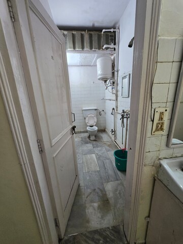 Attached Bathroom in 2.5 BHK Apartment at Dayanand Colony – for Rent