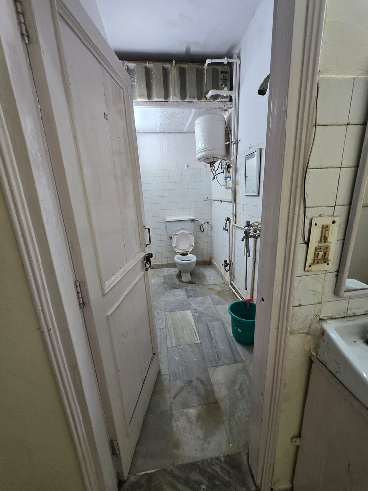 Attached Bathroom, dayanand colony 2.5 Bedroom 900 Sq.Ft. Apartment In Dayanand Colony Delhi 9008974