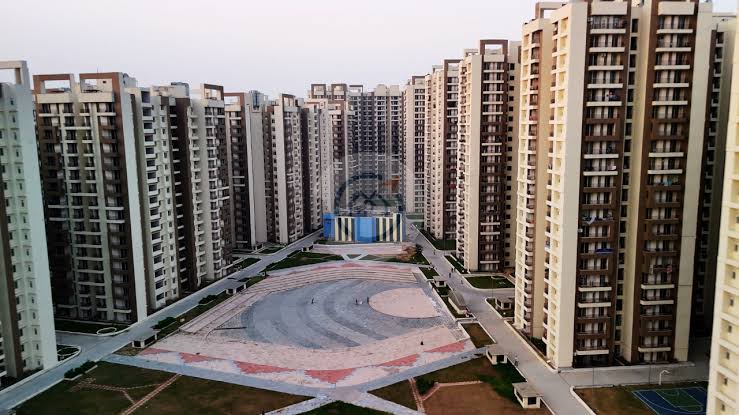 2.5 BHK + Study Room Apartment For Sale in Amrapali Golf Homes