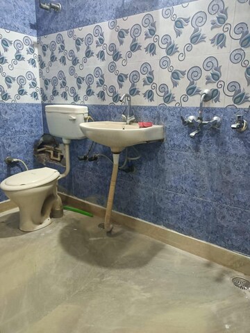 Team Area in 1.5 BHK Builder Floor at Anand Vihar – for Rent