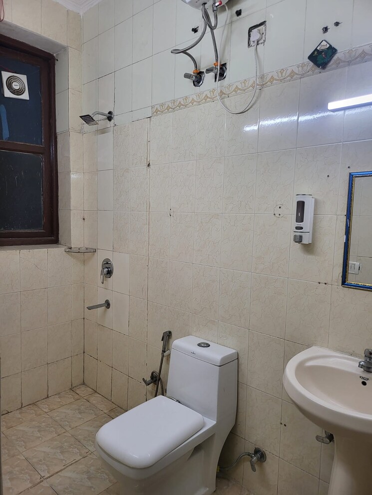Bathroom, logix-park 2 Bedroom 1245 Sq.Ft. Apartment In Sector 16 Noida 9009193