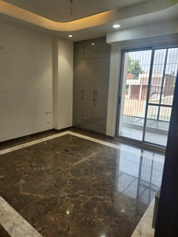 Room in 2 BHK Builder Floor at Dlf Phase iv – for Rent