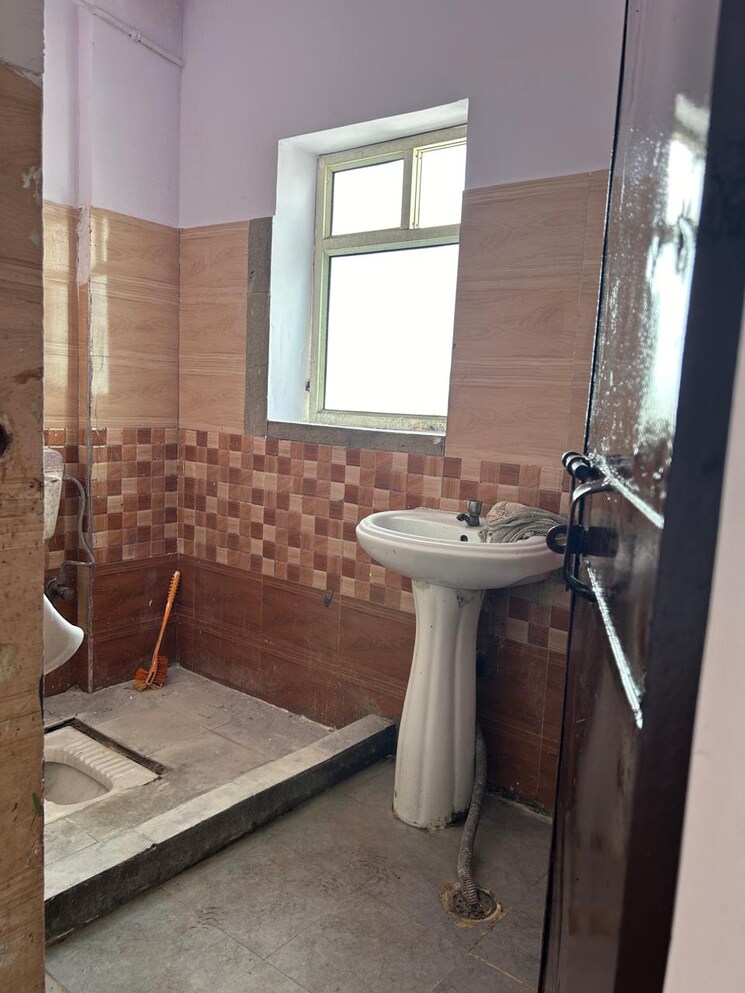 Living Room, sector 10 Commercial Office Space 1500 Sq.Ft. In Sector 10 Noida 9009393