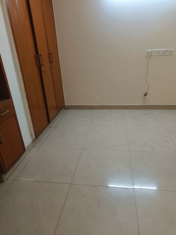 Room in 2 BHK Builder Floor at RWA Apartments Sector 30, Sector 30 – for Rent