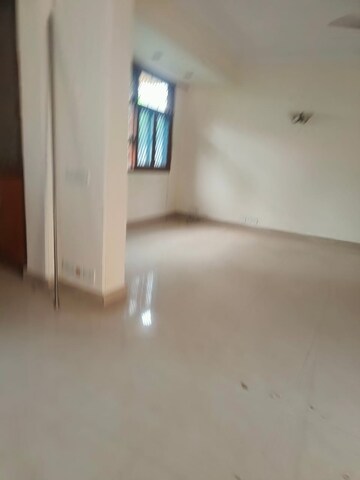Room in 2 BHK Builder Floor at RWA Apartments Sector 30, Sector 30 – for Rent