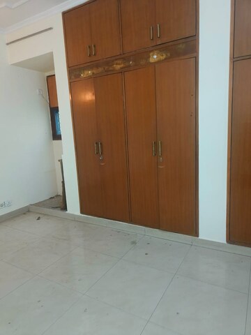 Room in 2 BHK Builder Floor at RWA Apartments Sector 30, Sector 30 – for Rent