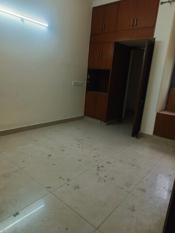 Room in 2 BHK Builder Floor at RWA Apartments Sector 30, Sector 30 – for Rent