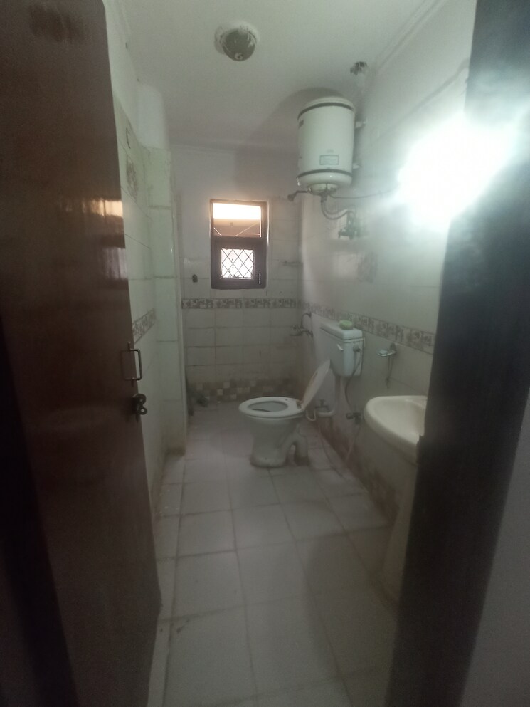 Bathroom, malviya nagar 3 Bedroom 75 Sq.Yd. Builder Floor In Malviya Nagar Delhi 9009700