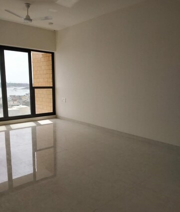 Room in 2 BHK Apartment at Kanakia Hollywood, Versova – for Rent