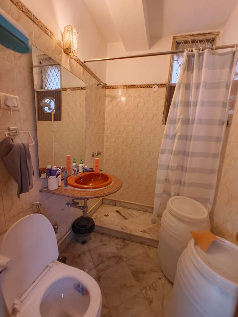 Bathroom, greater kailash i 3 Bedroom 1872 Sq.Ft. Builder Floor In Greater Kailash I Delhi 9009698
