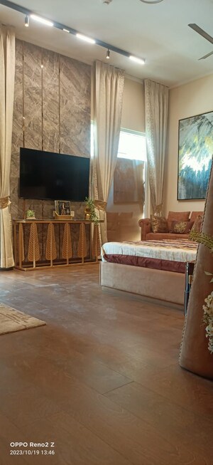 Room in 3.5 BHK Apartment at Dasnac Burj, Sector 75 – for Sale