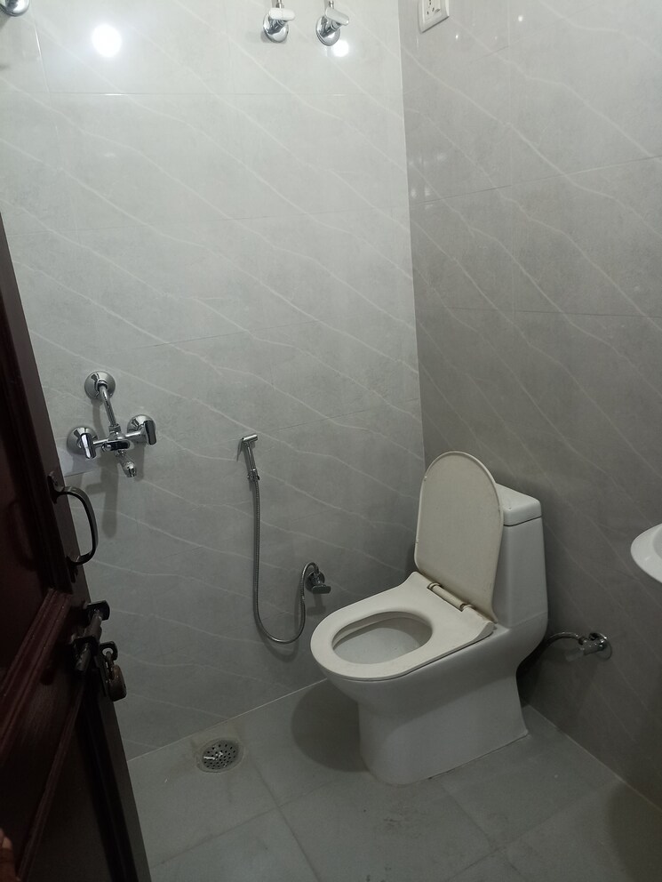 Bathroom, ansal-plaza-sector-23 3 Bedroom 1900 Sq.Ft. Apartment In Sector 23 Gurgaon 9009656